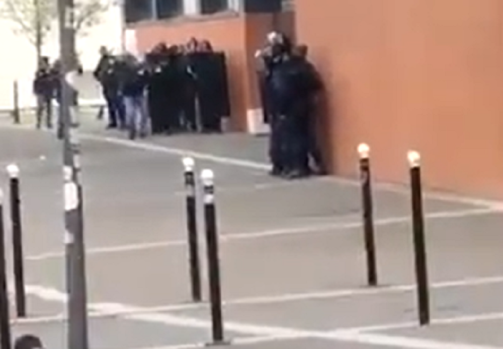 Uleteo naoružani muškarac, drži studente kao taoce!