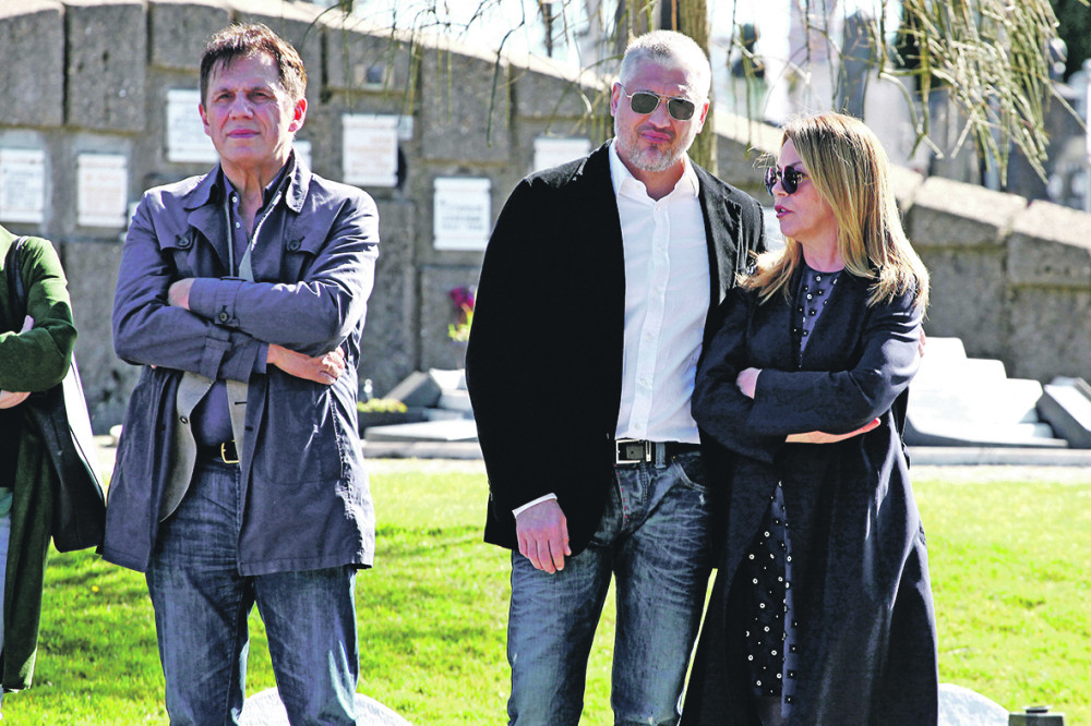 Čeda tešio Ružicu na Zoranovom grobu (FOTO)