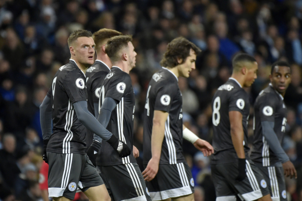 Lester otkriva statuu svojoj legendi, predstavljen detaljan plan