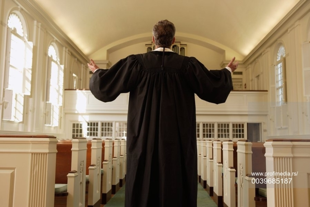 Iznudio mu 28.000 evra, pretio mu fotografijama s maloletnicima! Crkveno lice nije smelo da ga prijavi!