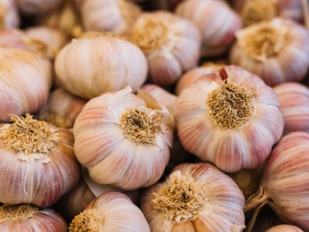 Očistite beli luk za samo 30 sekundi!