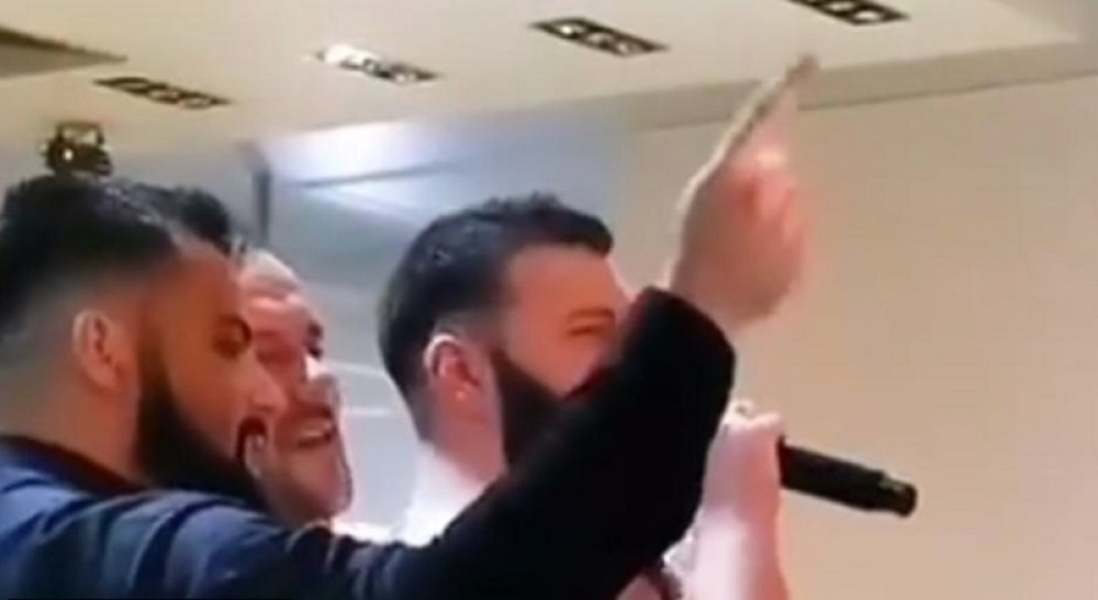 Koleginica snimila agoniju i jauk: "Ne mogu da pevam!" Pijani gost davio pevača na proslavi? (VIDEO)