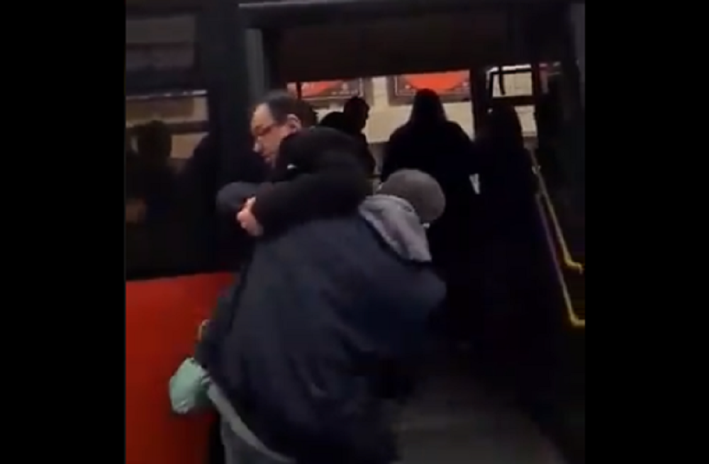 Na liniji 55 muškarac pokušao da pokrade putnike! Zažalio je zbog te odluke (VIDEO)