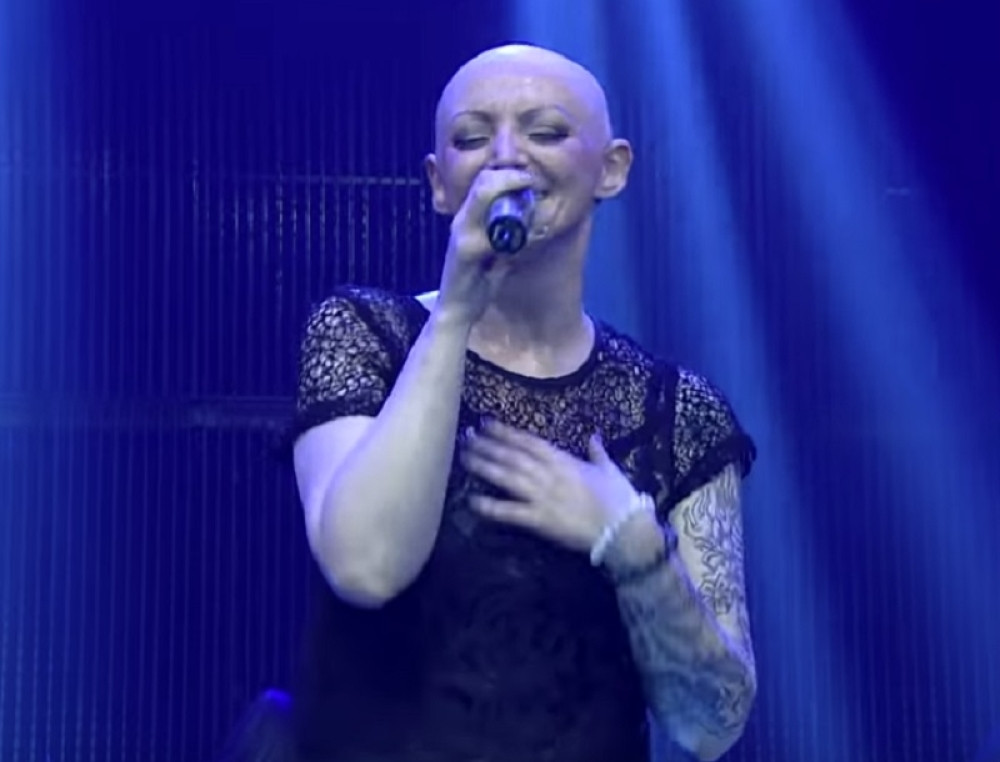 Pred smrt: Jedva stoji na nogama i peva! Isplivao poslednji nastup Done Ares: Pretužno! (VIDEO)