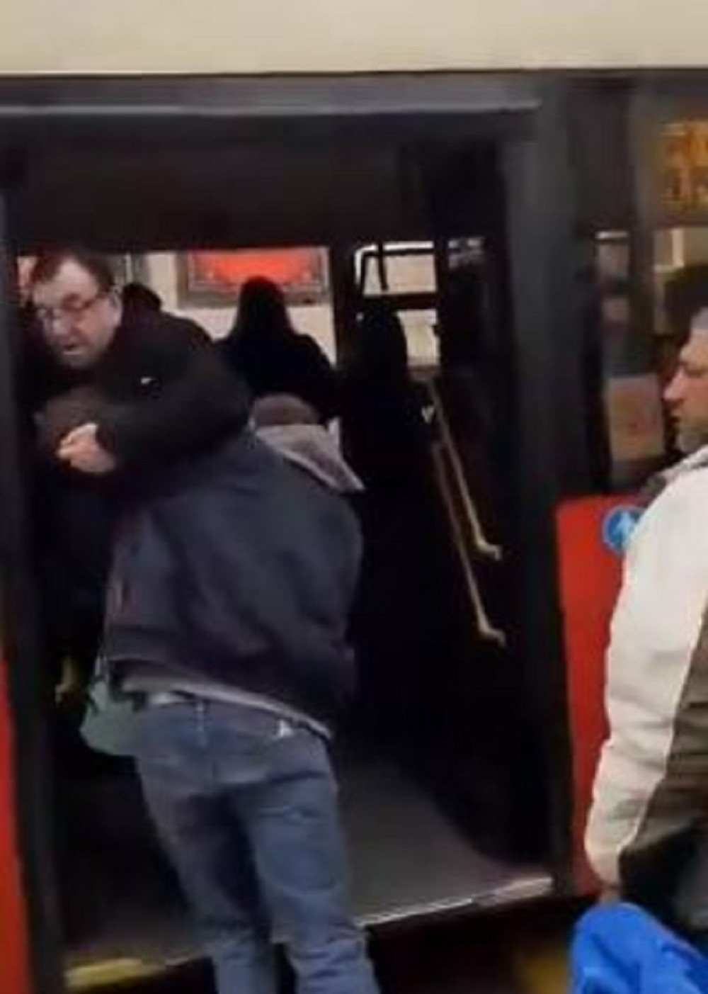 Uhapšen manijak u Novom Sadu, u autobusu onanisao ženi po ramenu