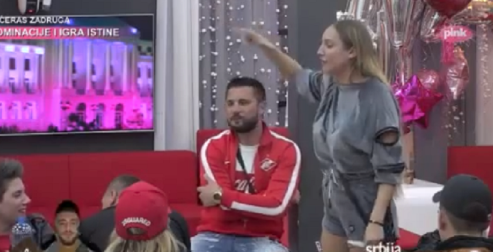 Popularni pevač otkrio da je bio i spavao kod Lune napolju! Miljković nasrnuo na njega prvom prilikom kada ga je video!