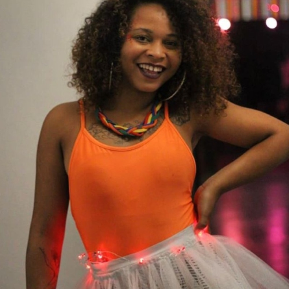 Ova devojka smislila je veoma bizaran ali i unosan biznis! Ovo svi ližu! (FOTO/VIDEO)