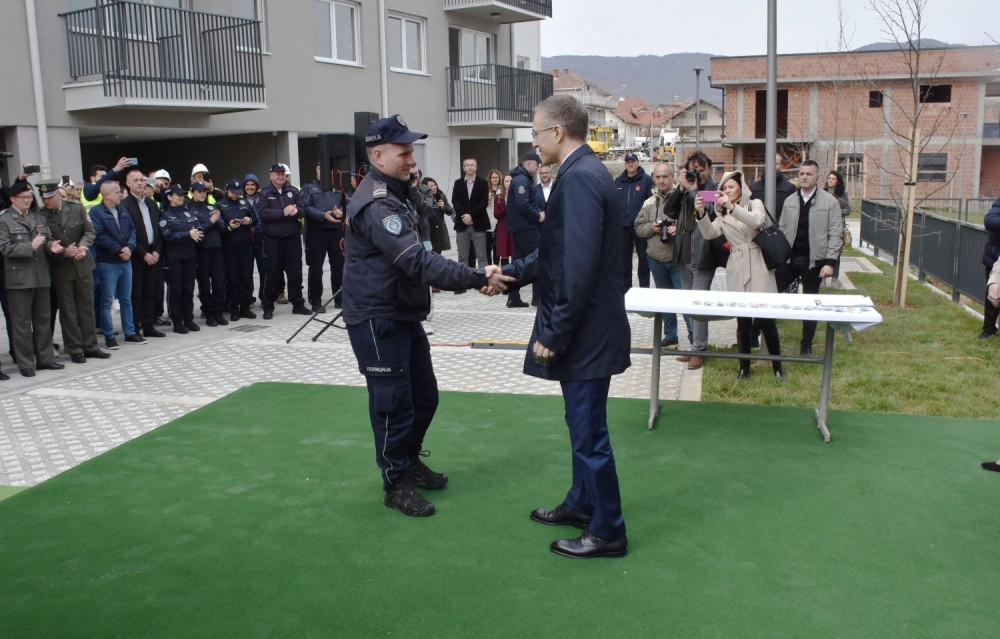 Stefanović u Vranju uručio ključeve od 39 stanova pripadnicima snaga bezbednosti