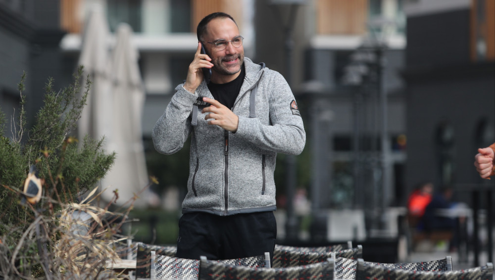 Naš glumac Srđan Timarov MAMI UZDAHE u petoj deceniji života: Žene mole da ih OŽENI!