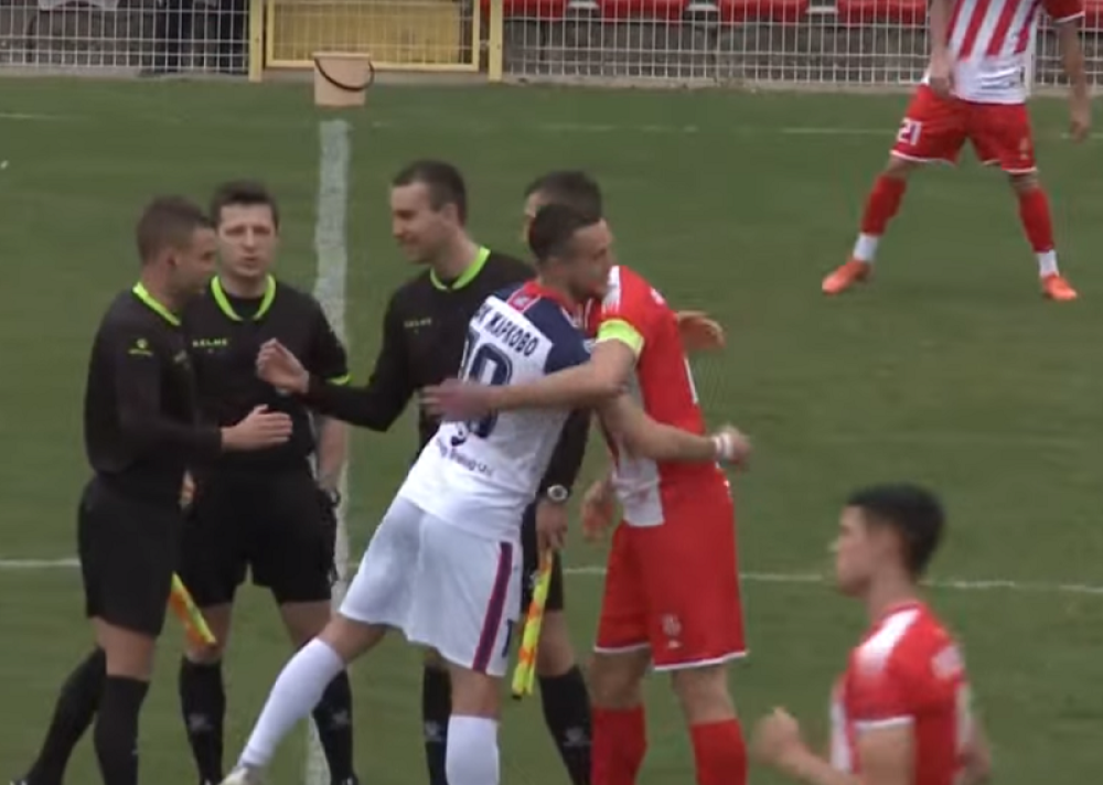 Fudbaleri dva srpska tima se zagrlili pred početak utakmice (VIDEO)