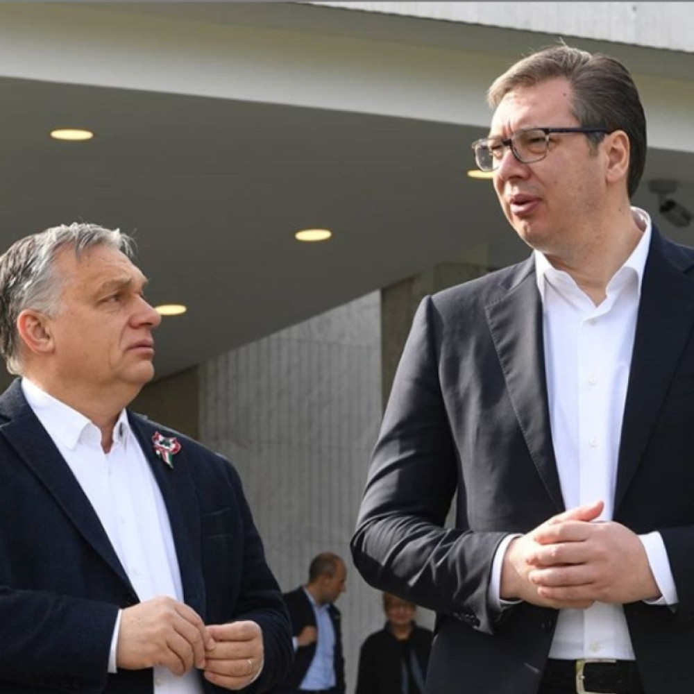 Vučić ispratio Orbana, a njihov potez iznenadio je javnost. Umesto rukovanja usledio je pozdrav laktovima!   (VIDEO)