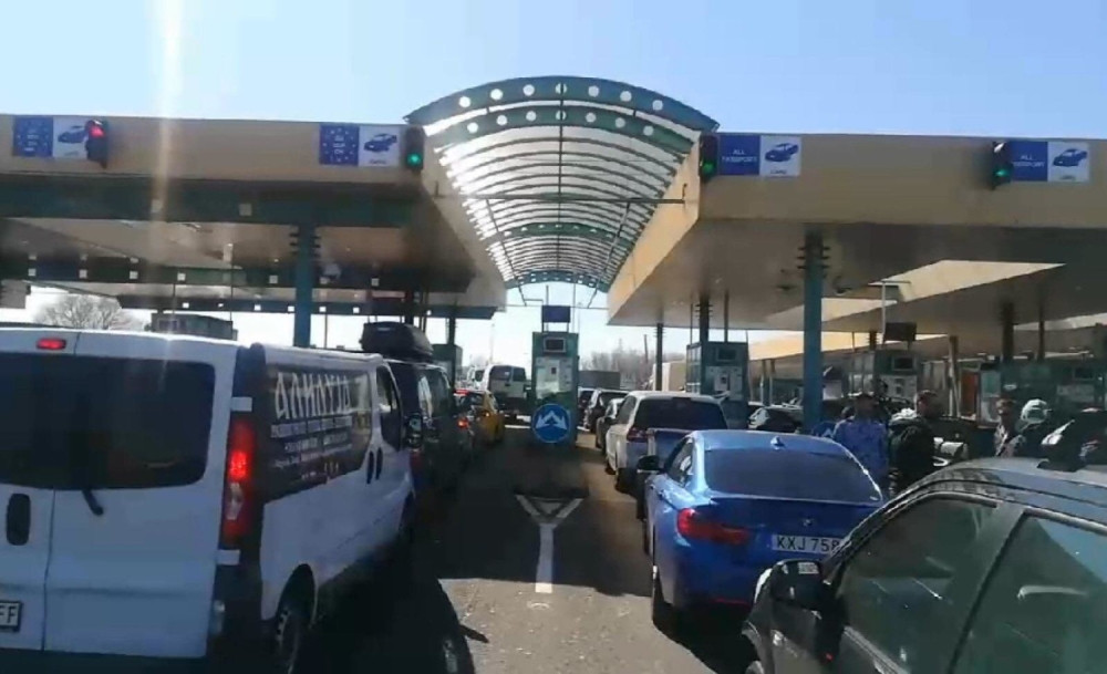 Muškarac je odmah dao 15.000 evra, a žena nije priznala da u jastucima krije ogromnu sumu