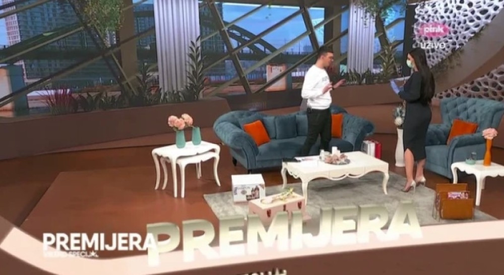 Pevačica dojurila u emisiju sa maskom i rukavicama, pa voditelja isprskala dezinfekcionim sredstvom!