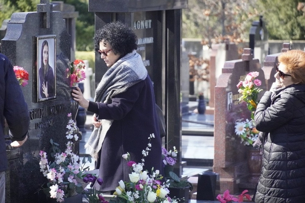 Majka Ksenije Pajčin na grobu svoje jedinice, a iz daleke Amerike doputovao je on! (FOTO)