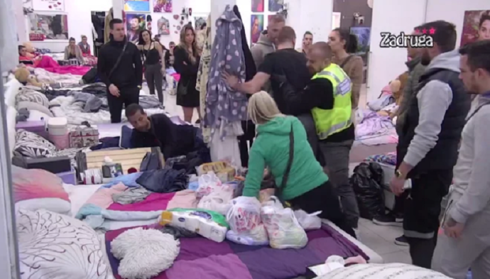 Mensur nasrnuo na Erminu! Obezbeđenje monentalno reagovalo (VIDEO)