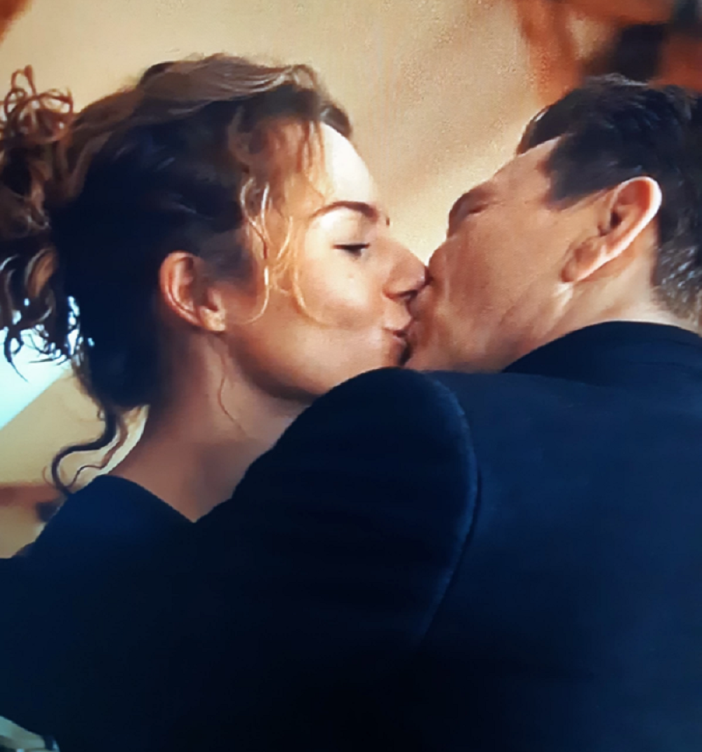 Skinuo se Dragan Bjelogrlić u 56.godini, pa ljubio 27 godina mlađu devojku od sebe (FOTO)