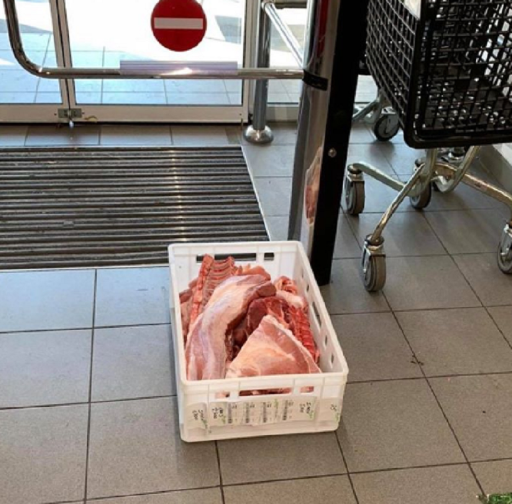 Slika mesa na pločicama zgrozila građane (FOTO)