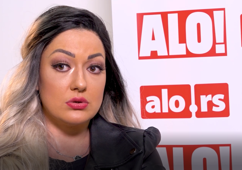 Pevačica radila jogu, a onda je nastao haos: Skočio je na nju i oborio je na pod! (VIDEO)