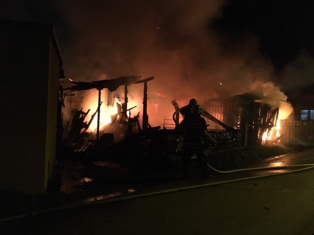 Eksplozije noćas odjekivale gradom, požar u zgradi, "BMW" odleteo u vazduh!