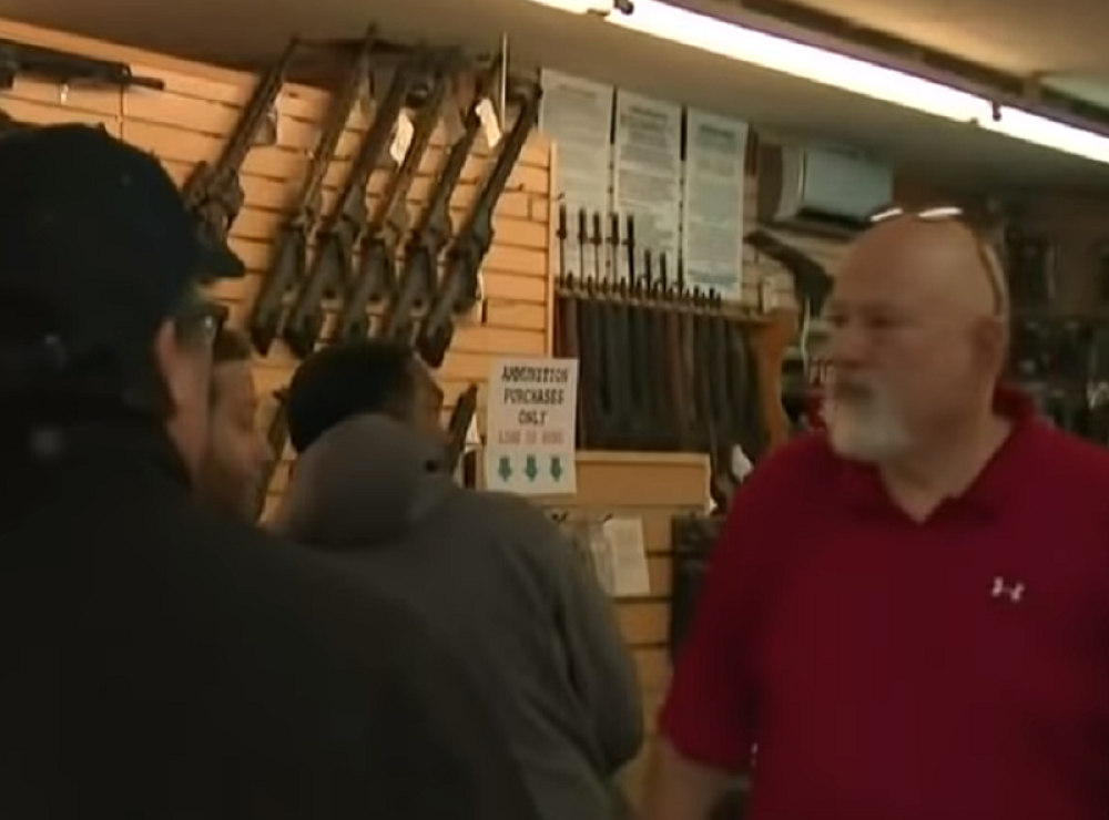 Sa toalet papira prešli na puške! (FOTO/VIDEO)