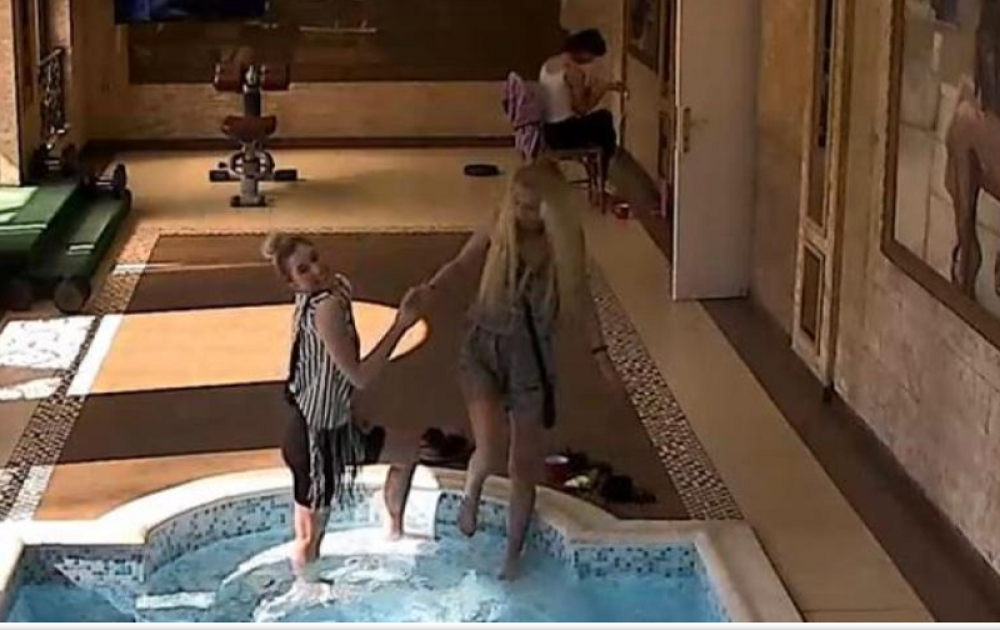 Prvo trojka u "Parovima", pa onda stanarka rešila da promeni identitet! (FOTO)