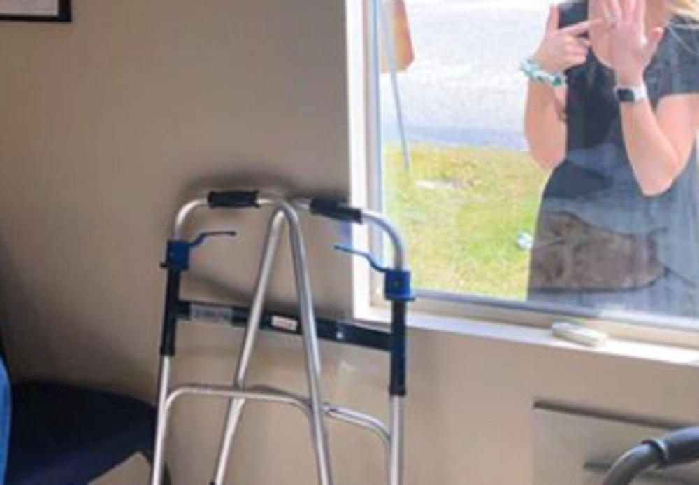 Našla je način da deki koji je u izolaciji pokaže verenički prsten! (FOTO)