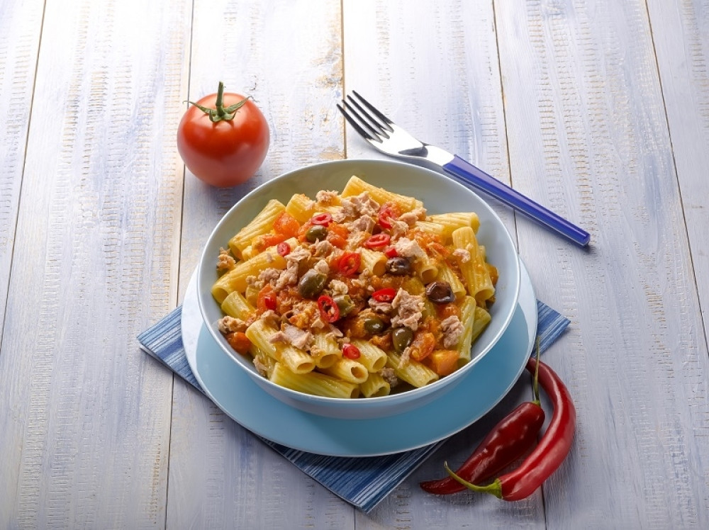 Pasta od tunjevine iz konzerve sa paradajzom