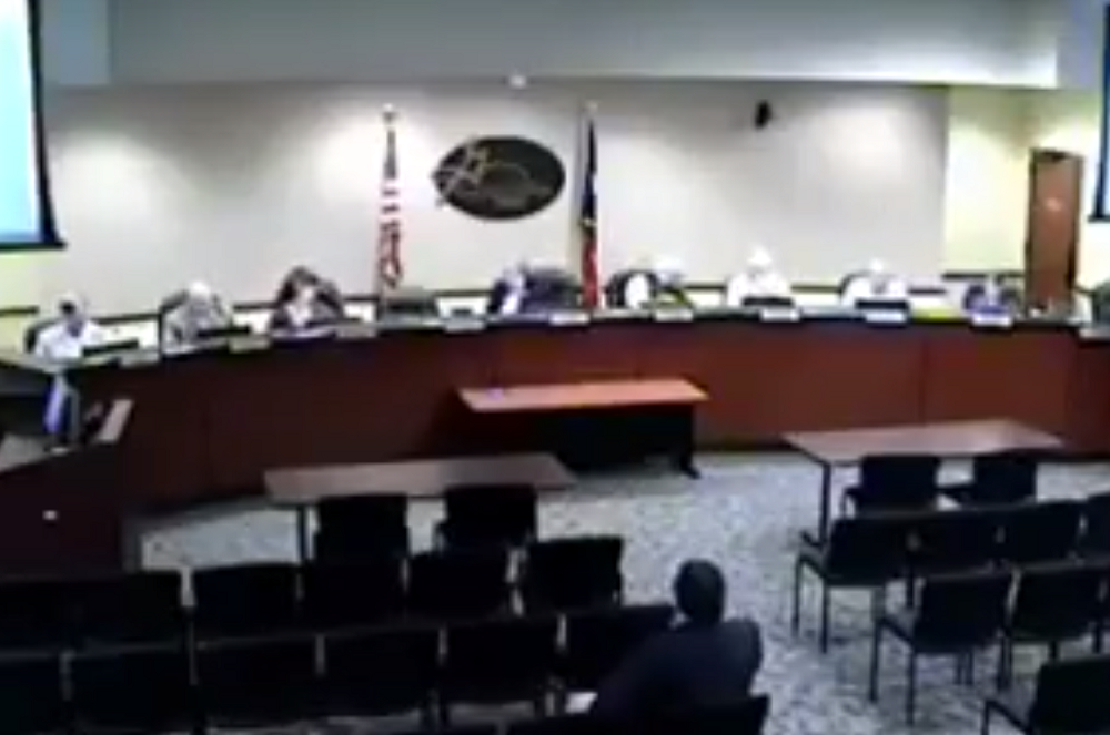 Gradonačelnik otišao u wc, ali je zaboravio da mu je mikrofon na kravati, počela je kanonada koja nikog nije ostavila ravnodušnim! (VIDEO)