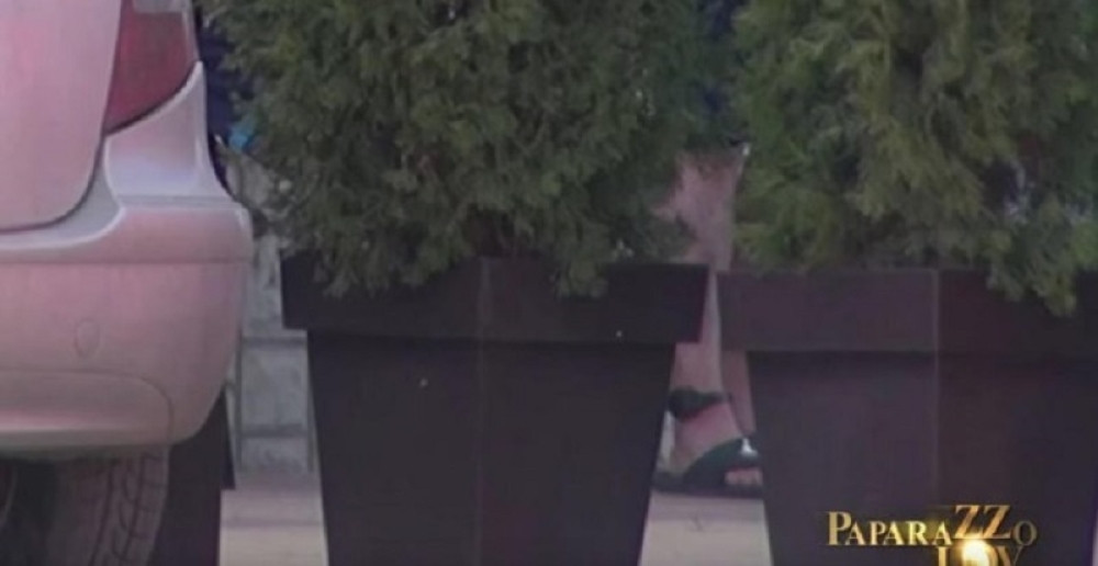 Miki Đuričić uslikan u kafiću sa nanogicom! Dnevno ima samo sat vremena slobode (FOTO+VIDEO)