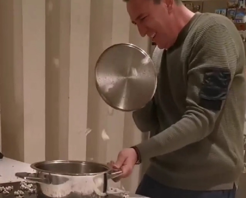 Sergej Ćetković raznežio sve ovim snimkom: Evo kako se pripremaju kokice deci, na do sada neviđen način! (VIDEO)