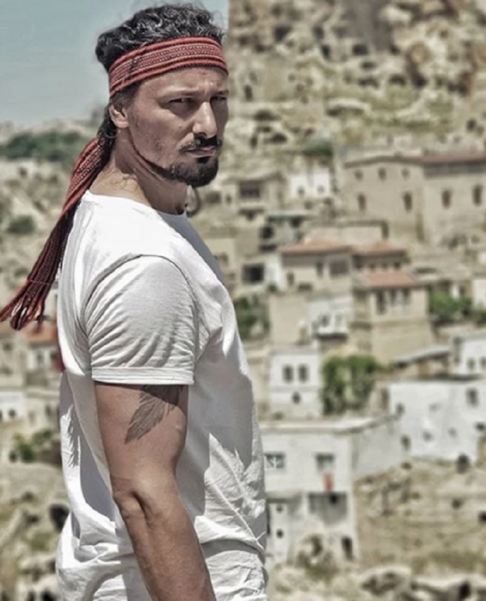 Andrej Maričić odbrojava dane kada će ponovo moći da zagrli suprugu! Voditelj se javno obratio: "5 metara od mene došla je da mi donese hranu, zakačila je kesu o kvaku" (FOTO)