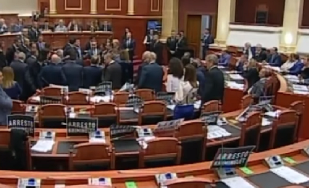 Ministrima i poslanicima pola plate zbog koronavirusa