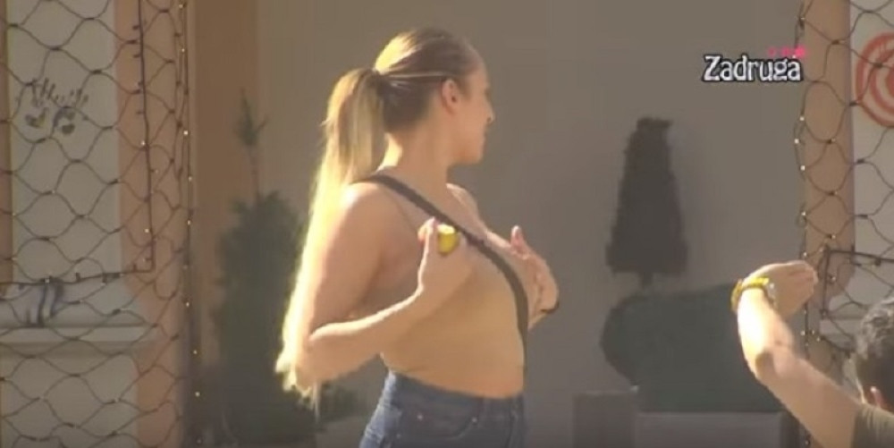 Luna se skinula gola pred ovim muškarcem, pa mu tresla grudima pred očima (VIDEO)