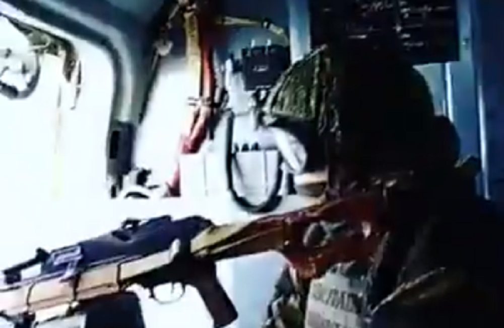 Puni specijalaca, mašinke uperene ka obali mora, lete nisko da ih radari ne otkriju! (VIDEO)