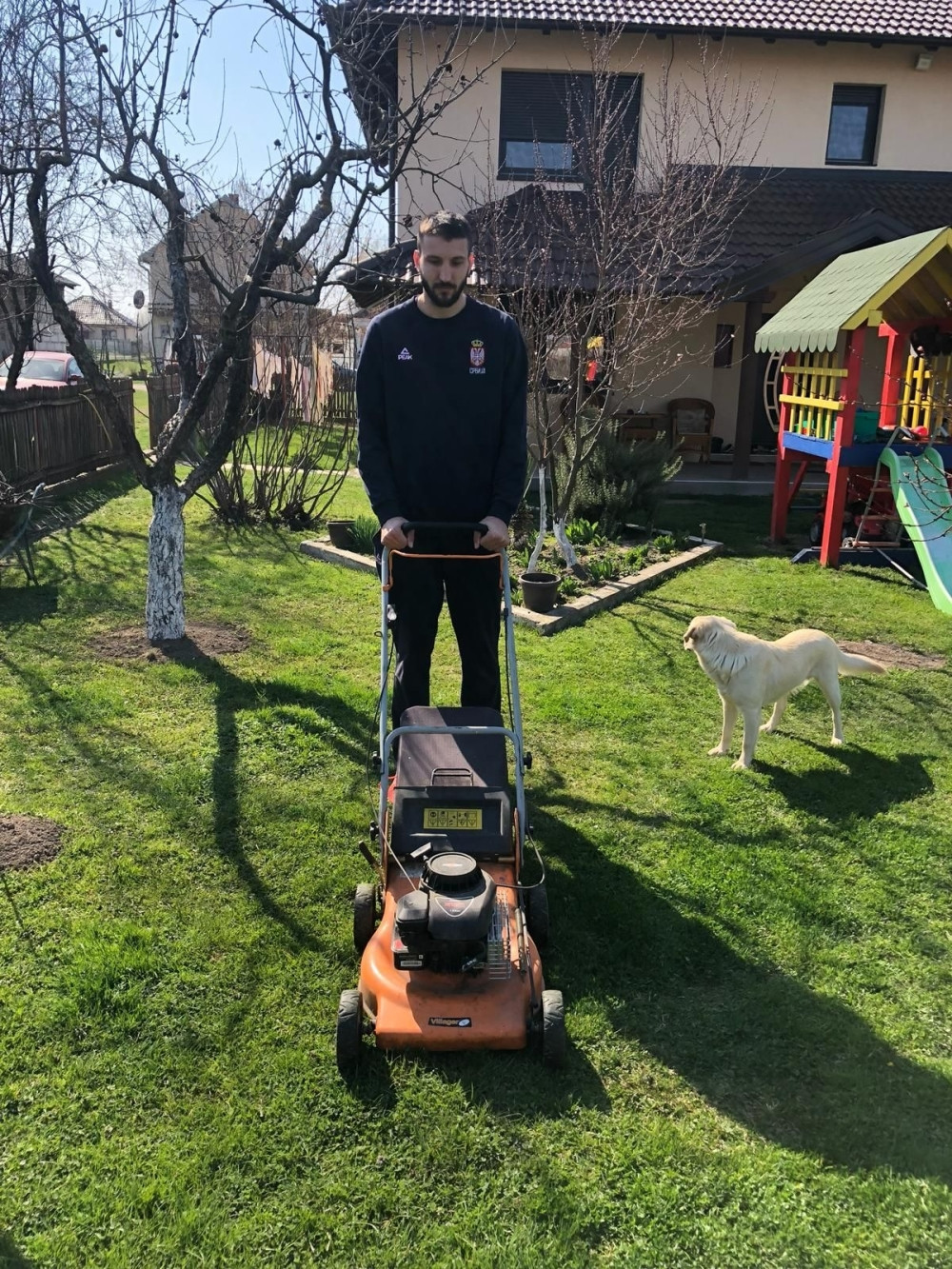 Kosim travu dok sin juri jariće!