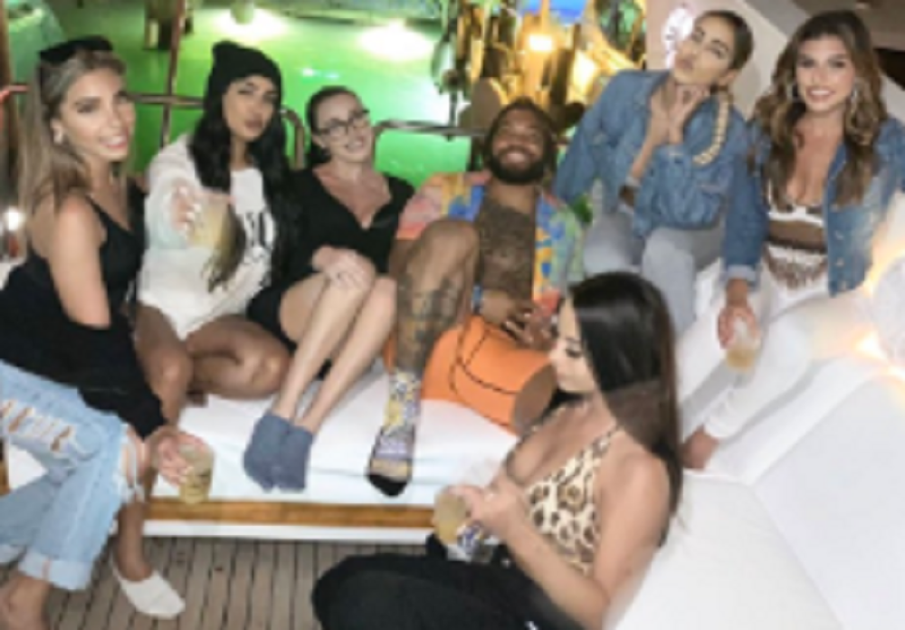 Fudbalska zvezda partijala na jahti, okružen haremom top modela - njemu virus ne smeta (FOTO)