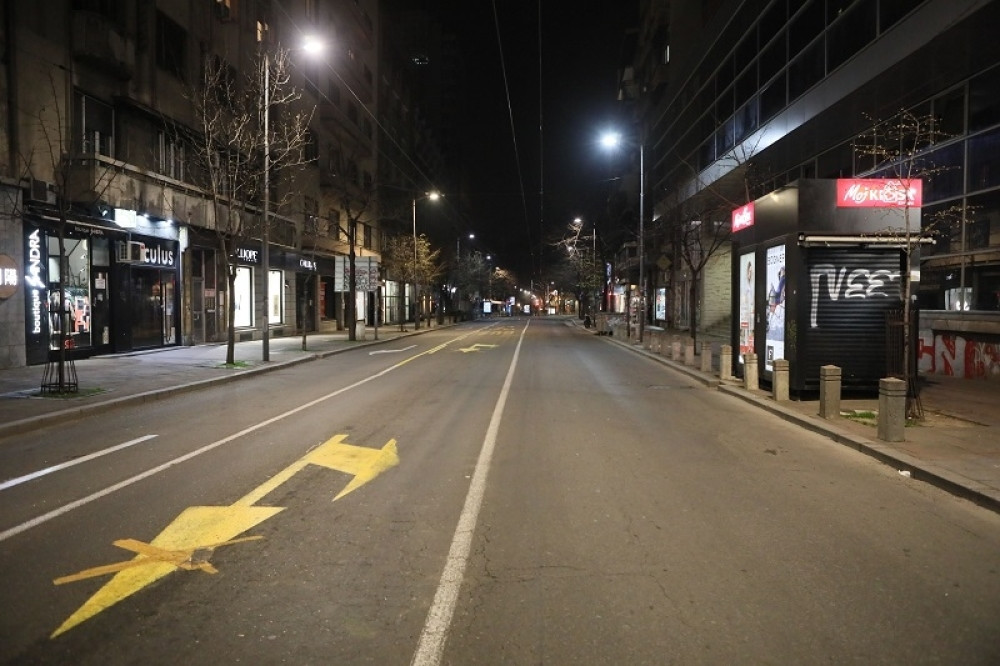 Beograđanka u ratu protiv korone, na svoj način! Komšije oduševljene, ali neki negoduju! (FOTO)