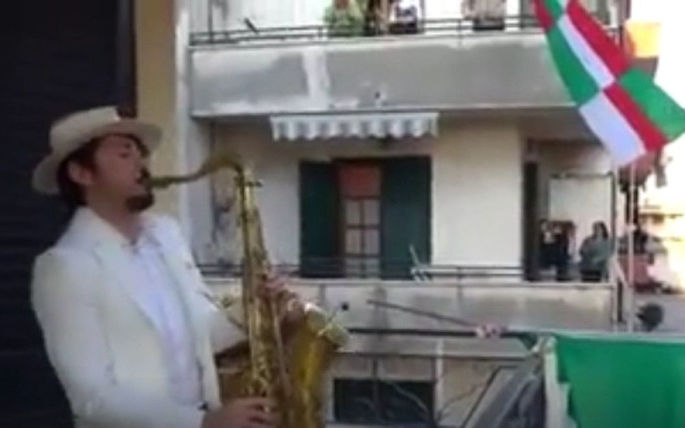 Trenutak sa jedne terase u Italiji nateraće vam suze! Ovaj čovek napravio je scenu za pamćenje! (VIDEO)