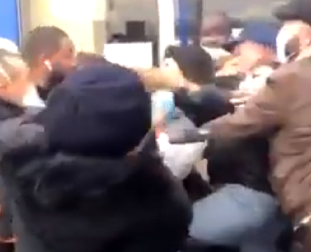 Ljudi se tuku ispred prodavnice, namirnica sve manje! (VIDEO)