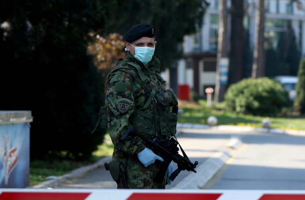 Vojska Srbije ispred bolnice na Dedinju