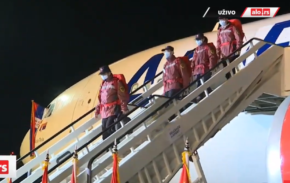 Avion iz Pekinga u Srbiji, veterani rata protiv korone sleteli u Beograd! (VIDEO)