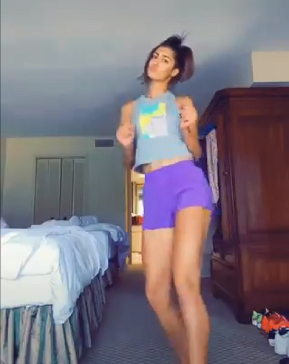 Olga Danilović u prekratkom šorcu pokazala da krv nije voda (VIDEO)