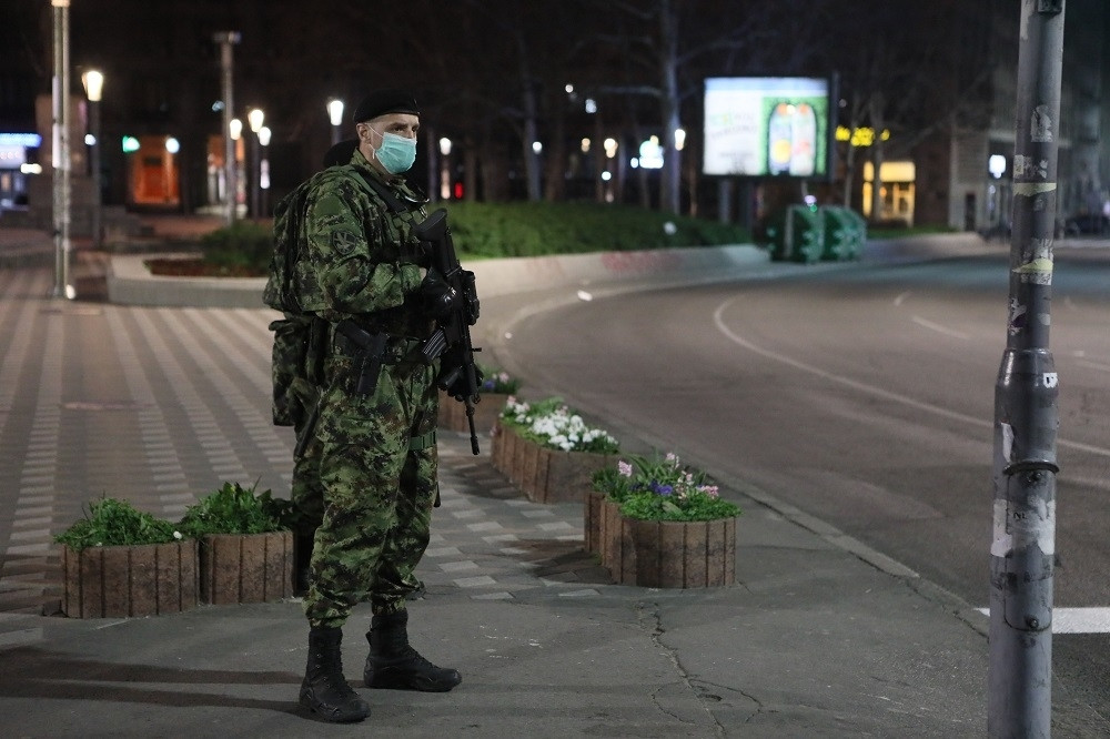 Beograd kao grad duhova, samo policija i vojska patroliraju ulicama (FOTO)