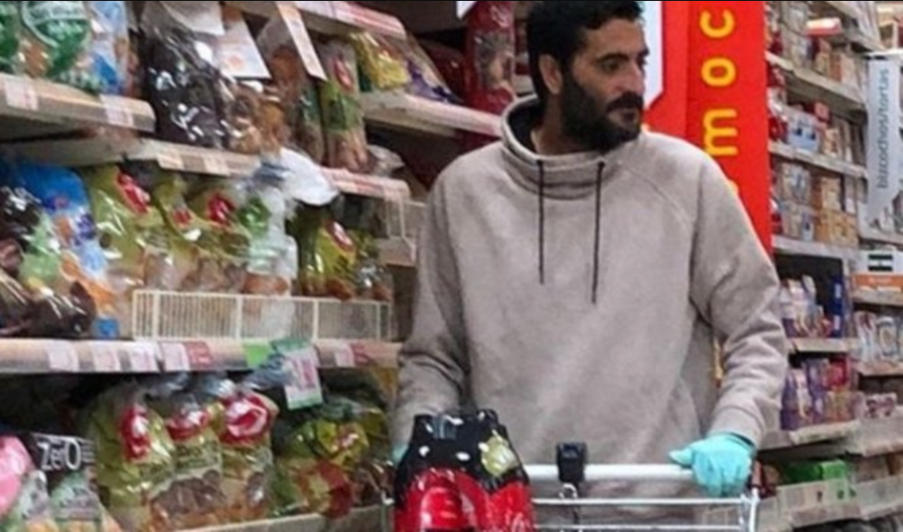 Bio je prvi strelac lige, a sad je opustošio rafove supermarketa, napunio je kolica jednom namirnicom sa liste! (FOTO)