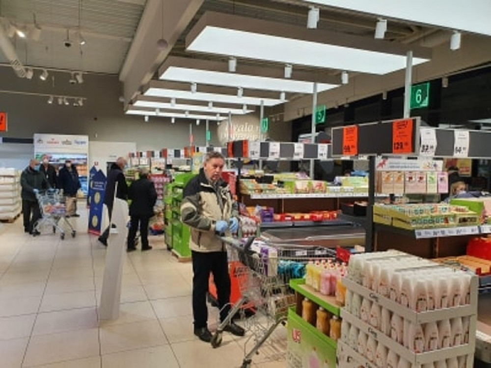 Penzioneri požurili u markete, sačekalo ih ono što je predsednik Vučić svima obećao