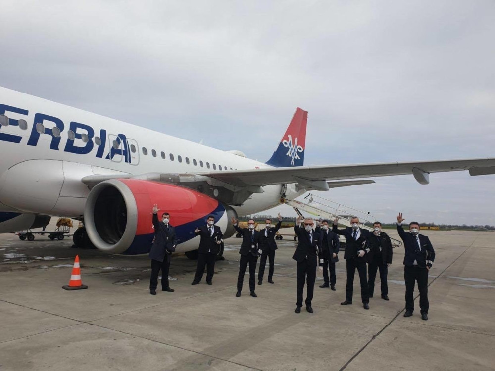 Pogledajte posadu aviona kako nam pomažu u borbi protiv koronavirusa (FOTO)