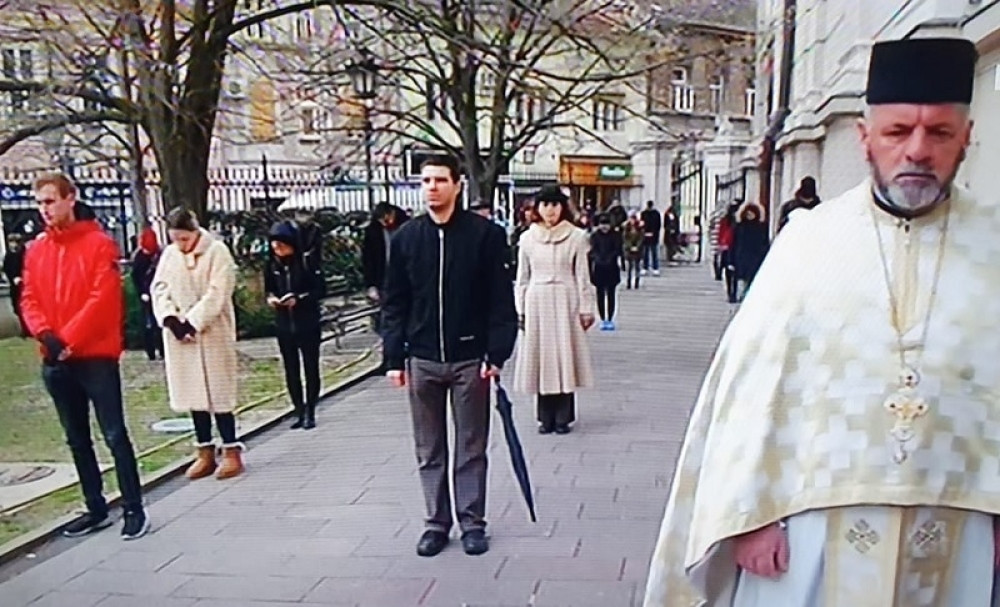 Red za pričest ispred crkve u Novom Sadu, svima ista kašičica! (VIDEO)