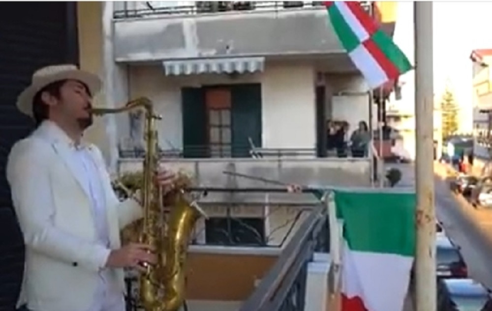Bella Ciao postala himna u borbi protiv koronavirusa: Snimak koji je oborio internet, moral kojim bi svi trebalo biti inficirani (VIDEO)
