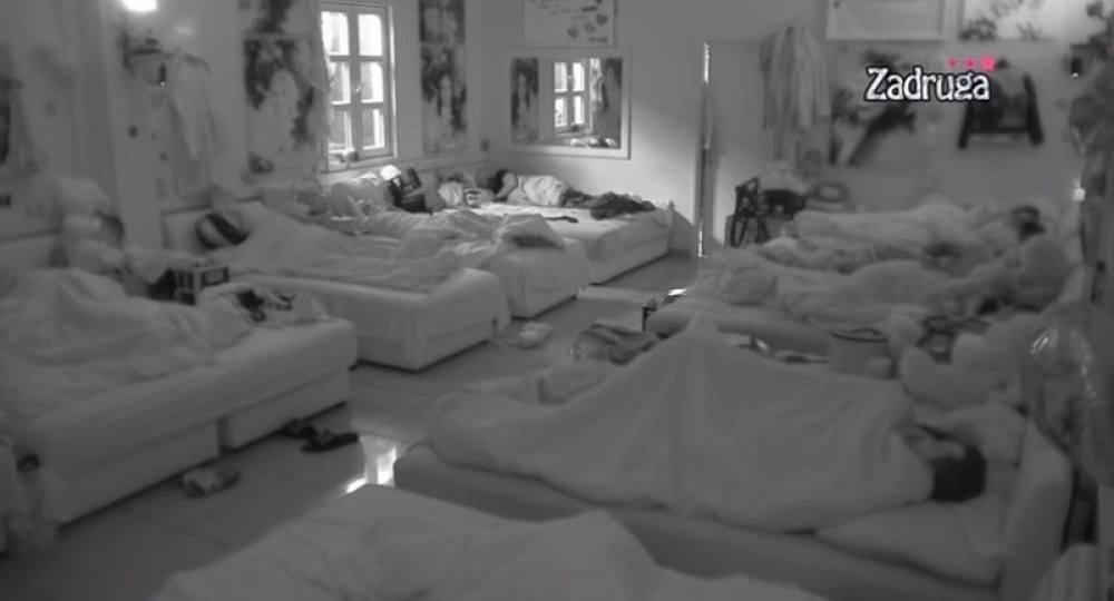 Polomili krevet! Iva i Filip ispred očiju svih zadrugara imali žestok s*ks! (VIDEO)