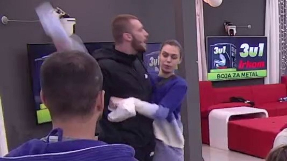 Mensur potegao flašu na njega! Haos u sekundi izbio "Mamu i tatu li ti je*bem"